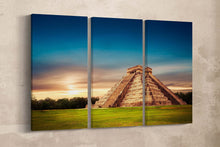 Laden Sie das Bild in den Galerie-Viewer, El Castillo Pyramid in Chichen Itza wall decor