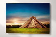 Laden Sie das Bild in den Galerie-Viewer, El Castillo Pyramid in Chichen Itza wall art